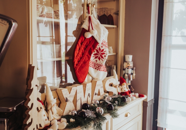 Kerstdecoraties met boom en sokken.